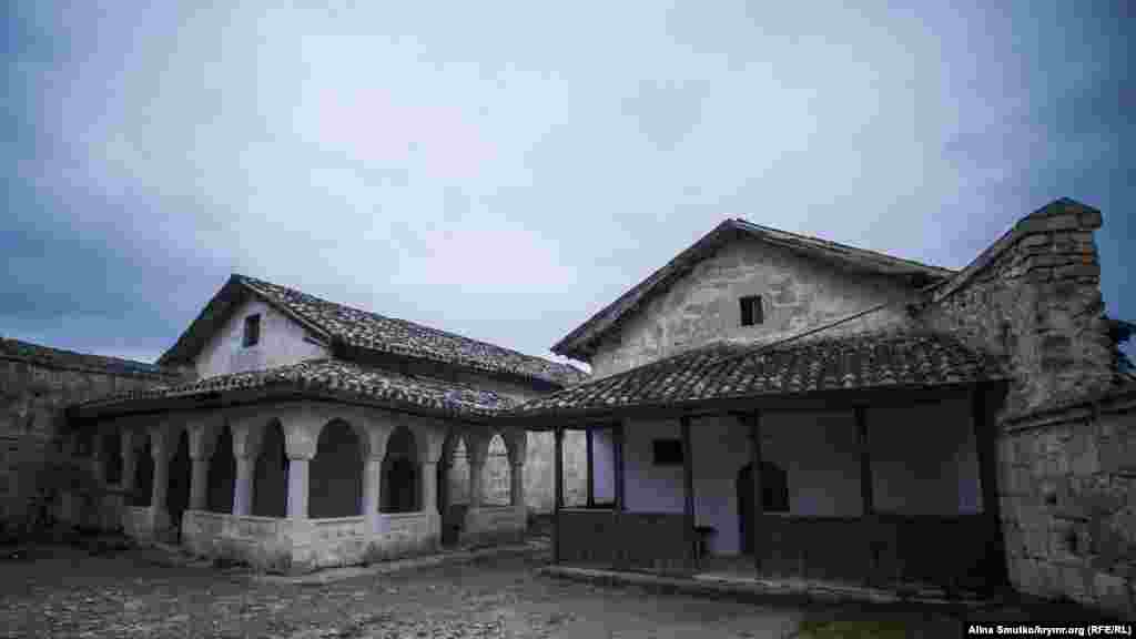 В древнем поселении Чуфут-Кале сохранились караимские молитвенные дома – кенассы. Караимская община Крыма занималась их реставрацией