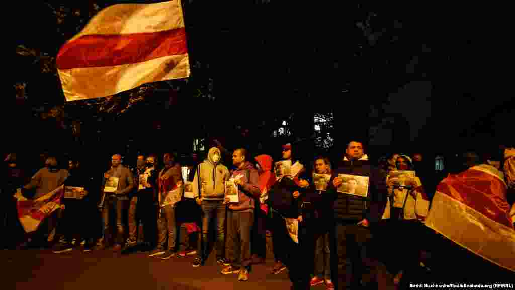 Пізніше в СК повідомили, що 40-річна дружина Зельцера «проводила відеозйомку» і «сприяла вчиненню злочину». Її затримали за підозрою в співучасті у вбивстві співробітника КДБ