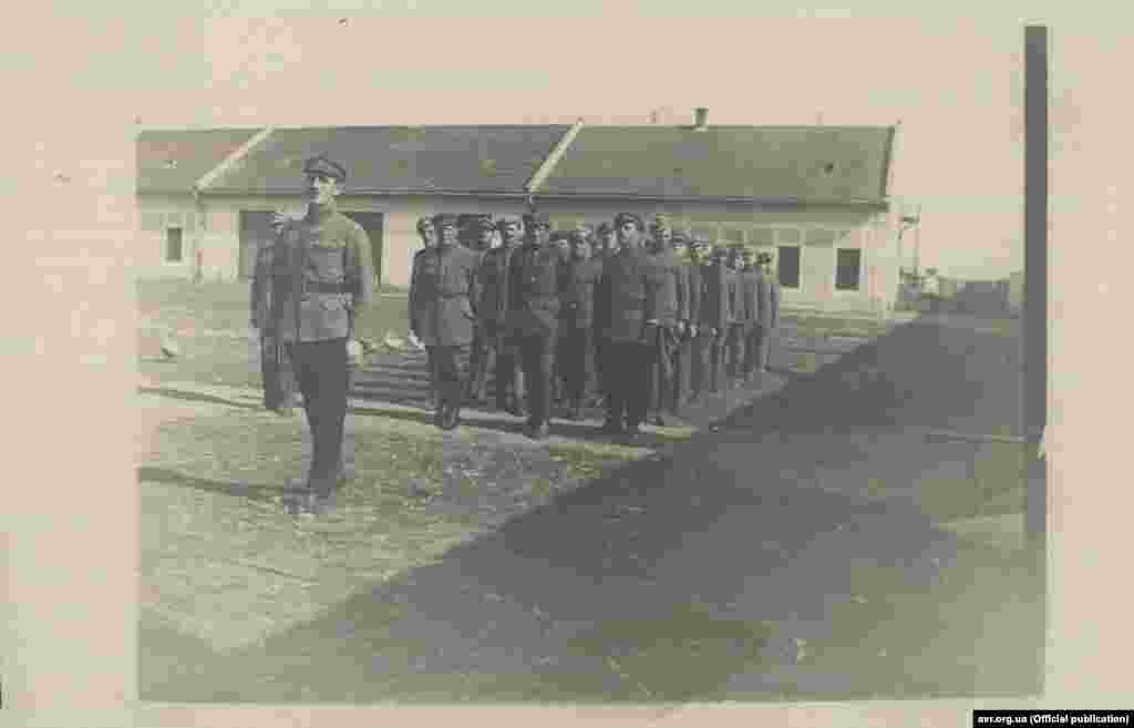 Наприкінці 1918-го в Галицькій армії було 15 бойових груп різної величини й складу. Вони мали регулярний, напівпартизанський і навіть партизанський характер.  На фото: Українська робітнича сотня УГА вишикувана до походу. Більше світлин можна переглянути на сайті Електронного архіву визвольного руху.