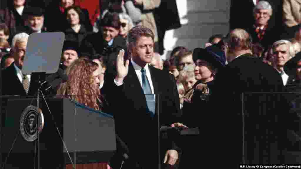 Bill Clinton polaže zakletvu pored svoje supruge Hillary i kćerke Chelsea 20. januara 1993. godine. Clinton će služiti dva mandata. Dolazeći predsjednici moraju se zakleti da će "vjerno izvršavati dužnost predsjednika" i "čuvati, štititi i braniti ustav Sjedinjenih Američkih Država".  