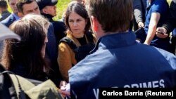 Міністр закордонних справ Німеччини Анналена Бербок біля місця братської могили в місті Бучі, що на Київщині, 10 травня 2022 року