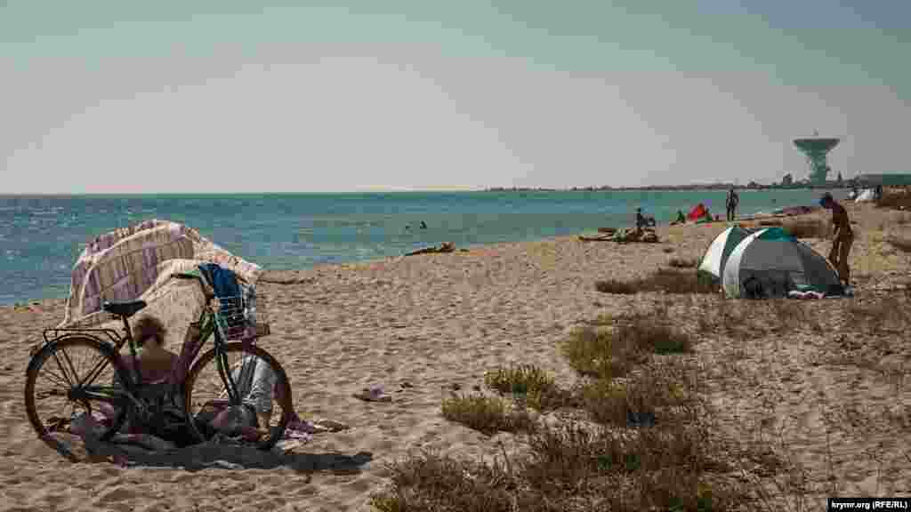 На горизонте – радиотелескоп Центра дальней космической связи РТ-70, который ввели в эксплуатацию в конце 1978 года. Это одна из достопримечательностей Молочного