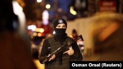 Полицейский патруль на улице в Стамбуле. Январь 2017 года