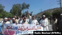 د قبايلي ضلعو استادانو په ۲۰۱۸ کال اپرېل مياشت کې مظاهره کړې وه (ارشېف عکس)