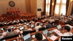 Парламент Киргизстану розглядає денонсацію угоди зі США, Бішкек, 20 червня 2013 року