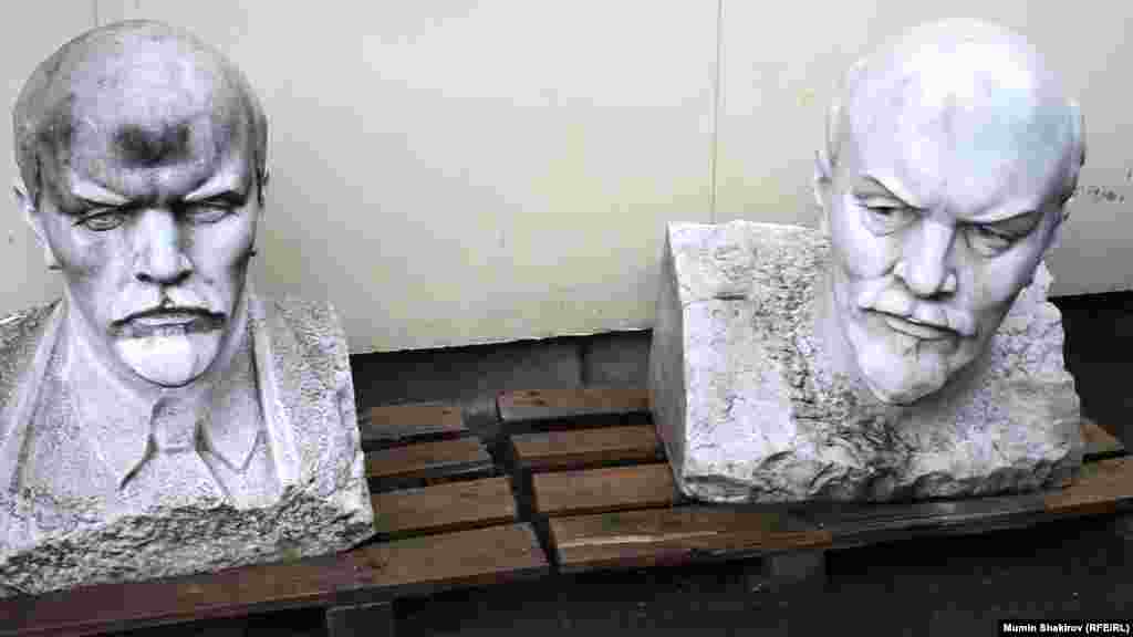 В мастерской, где изготовливают памятник князу Владимиру раньше лепили бюсты и головы другого Владимира – Ульянова-Ленина. Этим двум экземплярам не нашлось места на постаменте   
