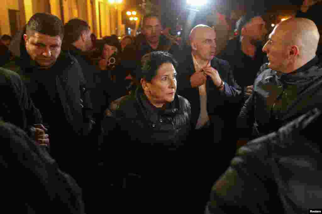 У відповідь президентка Грузії Саломе Зурабішвілі заявила про «закінчення конституційного перевороту та рух від Європи у бік Росії». «Уряд оголосив війну своєму народові. Сьогодні перед цим викликом ми або разом, або нас не буде», – сказала Зурабішвілі, звертаючись до прихильників євроінтеграції. Пізніше вона вийшла на акцію біля парламенту