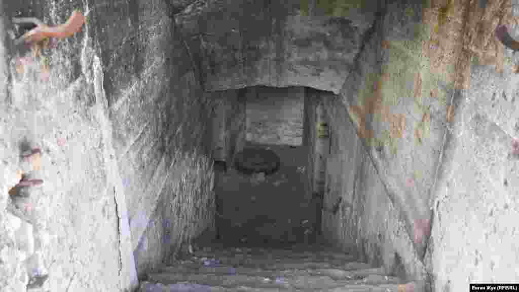 В ходе Первой мировой войны сначала с правого фаса батареи сняли четыре орудия для переброски на другой участок, а затем еще одно орудие снимается в «особый запас». В годы Гражданской войны, уже при советской власти, на 15-й батарее числилось три орудия, в 1920 году она получила порядковый номер 6. В 1927 году ей был присвоен новый номер 24, а окончательно она была разоружена в 1935-м после ввода в строй береговых батарей №30 в Любимовке и №35 на мысе Херсонес