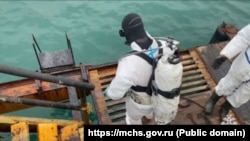 Водолазы РФ ликвидируют последствия разлива мазута в Черном море во время крушения российских танкеров в Керченском проливе 15 декабря 2025 года