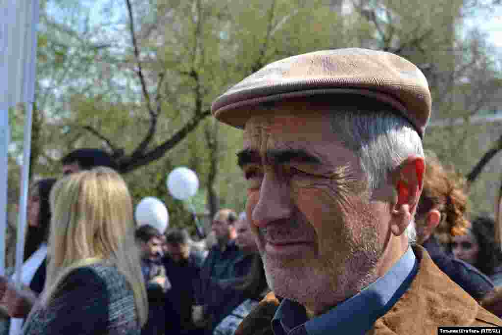 Армянская диаспора в Новосибирске достаточно сильна и активна, поэтому вспомнить о трагедии каждый год в Первомайский сквер приходят сотни людей. Многие из них даже не говорят о случившемся – а просто молча стоят, вспоминая своих предков.