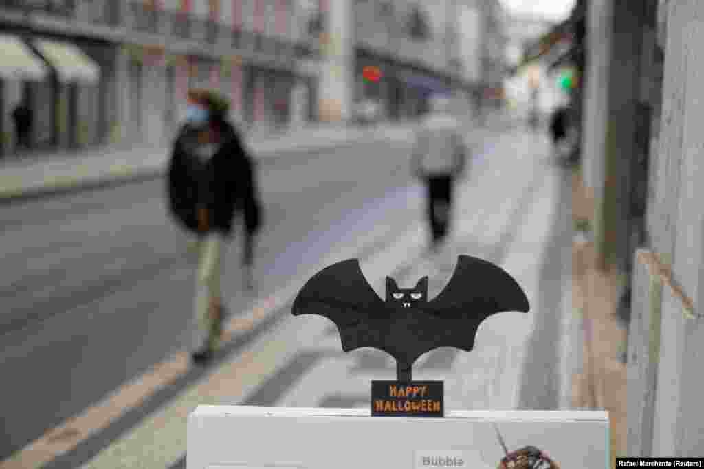 Португалія. Цей кажанчик із побажанням «Щасливого Геловіну» прикрашає вивіску одного з ресторанів у Лісабоні 