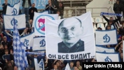 Власти выстраивают идентичность вокруг советских побед, преуменьшая значимость преступлений, говорится в докладе. На фото: плакат с бывшим наркомом внутренних дел Лаврентием Берией на стадионе в Москве