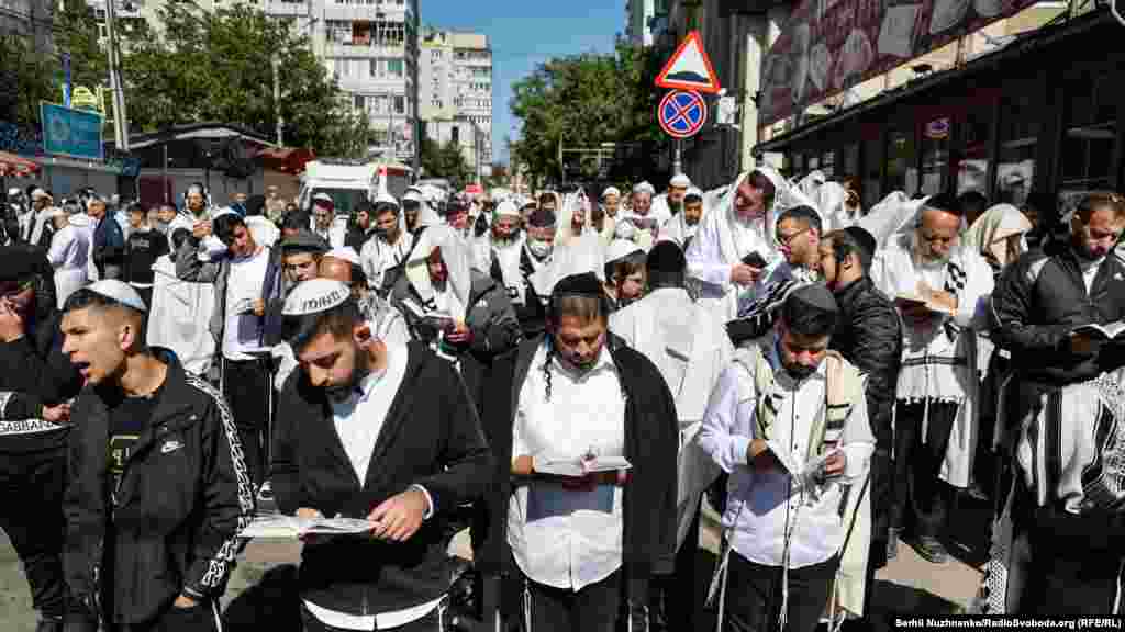 Після ранкової молитви паломники розпочинають святкування на вулиці Пушкіна в Умані. У цей час прийнято усім бути на вулиці. Паломники-хасиди повсюди – на вікнах, дахах будівель, вулицях чи будь-яких підвищеннях. Вони танцюють, співають, моляться та веселяться