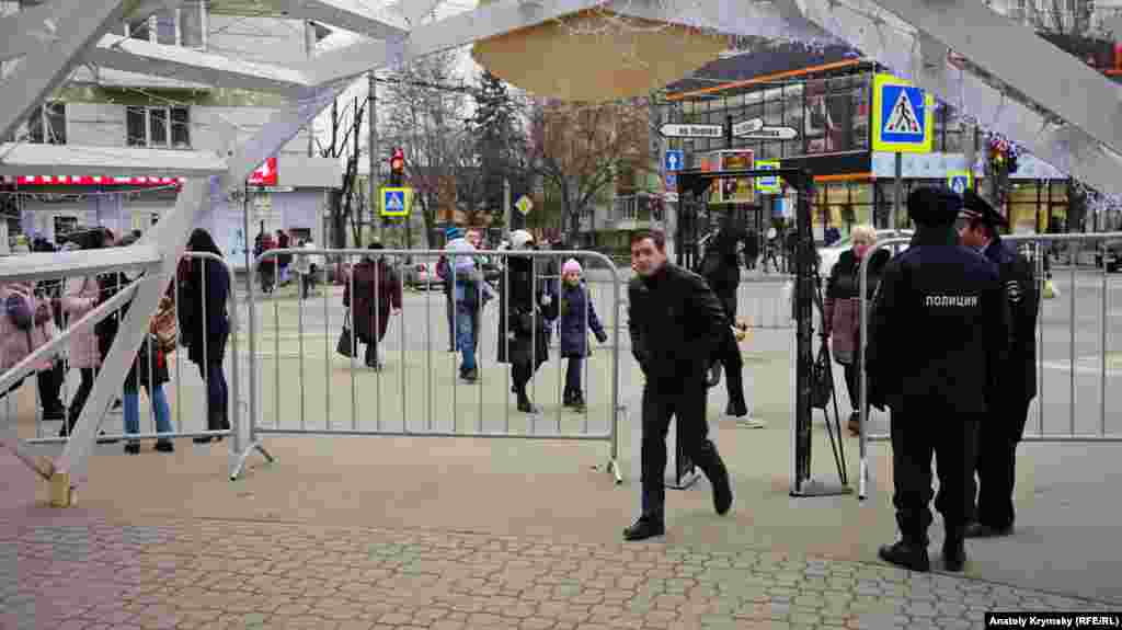 Металлоискатели на массовых мероприятиях в городе – уже привычное явление