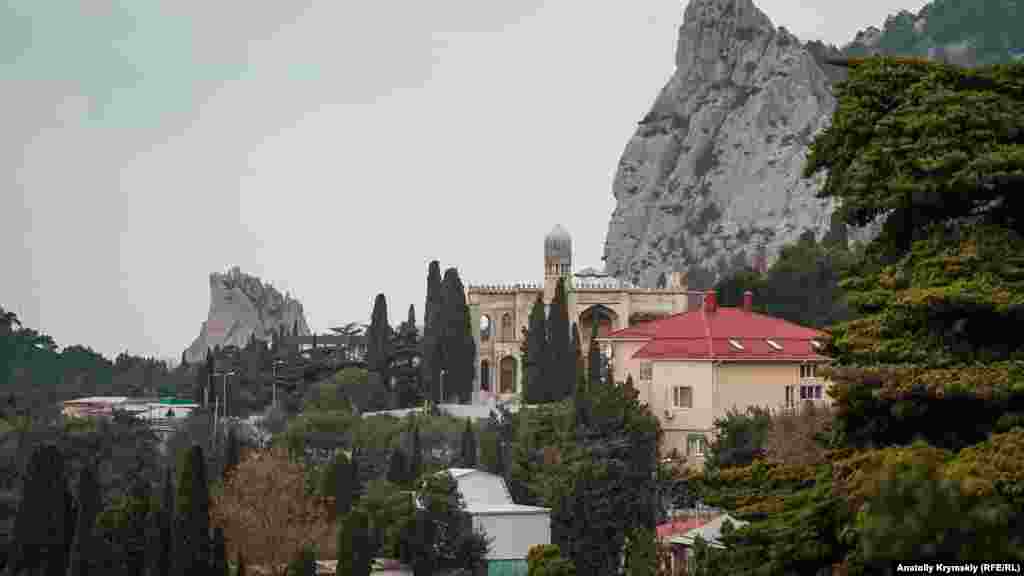 Скала Дива (слева) и гора Кошка – главные памятники природы в поселке