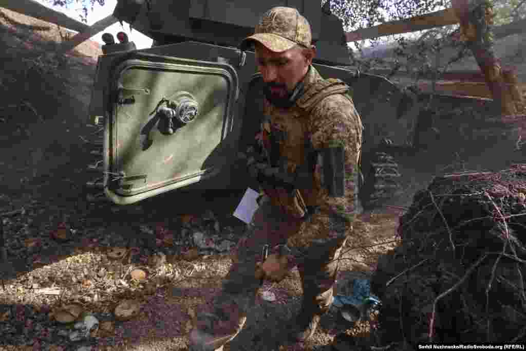 За хвилину з САУ «Гвоздика» можна зробити до шести пострілів. «Спочатку ми заряджаємо 122-міліметровий снаряд. Потім, після снаряда, ми заряджаємо гільзи. Це у нас повний снаряд, він потужніший. Є ще зменшений, вони трохи слабше стріляють. На різні відстані беремо різні снаряди. Якщо ми хочемо через висоту перекинути, через посадки, – беремо зменшений. Якщо нам потрібна тільки дальність – беремо повні снаряди. На них приціл буде нижчим і снаряд летітиме нижче», – розповідають військові