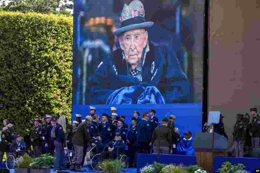 Майже 160 000 військ союзників висадилися на п’ятьох пляжах із кодовими назвами: Юта, Омага, Голд, Джуно та Сорд, що призвело до тисячних втрат  німецької берегової оборони. Сьогодні серед живих залишилося небагато учасників штурму  