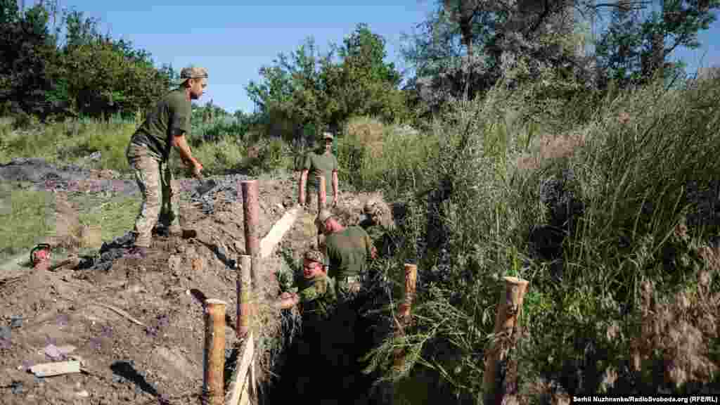 «Навпаки, це переміщення на більш підготовлені позиції дозволяє нам більш ефективно контролювати цю ділянку. Треба розуміти, що це півсектор радіусом 1 кілометр. У нас часто на лінії зіткнення підрозділи перебувають і на більшій відстані одне від одного, і на 1 кілометр, і на 400 метрів, залежно від обстановки. Якщо взяти підрозділ, який ми перемістили вчора, то там позиція була розташована за 300 метрів від противника і постійно обстрілювалася, там загинув військовослужбовець. Захищеність на цьому посту була недостатня. Зараз ми зробили напівколо, яке дозволить ефективно контролювати цю ділянку», – заявив Бондар
