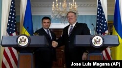 Голова МЗС України Павло Клімкін і держсекретар США Майк Помпео під час спілкування із журналістами. Вашингтон, 16 листопада 2018 року