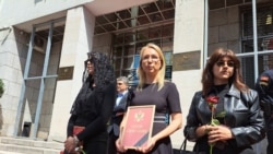 Vijenci pred Skupštinom Crne Gore u znak žalosti za Ustavom Vijenci pred Skupštinom Crne Gore u znak žalosti za Ustavom