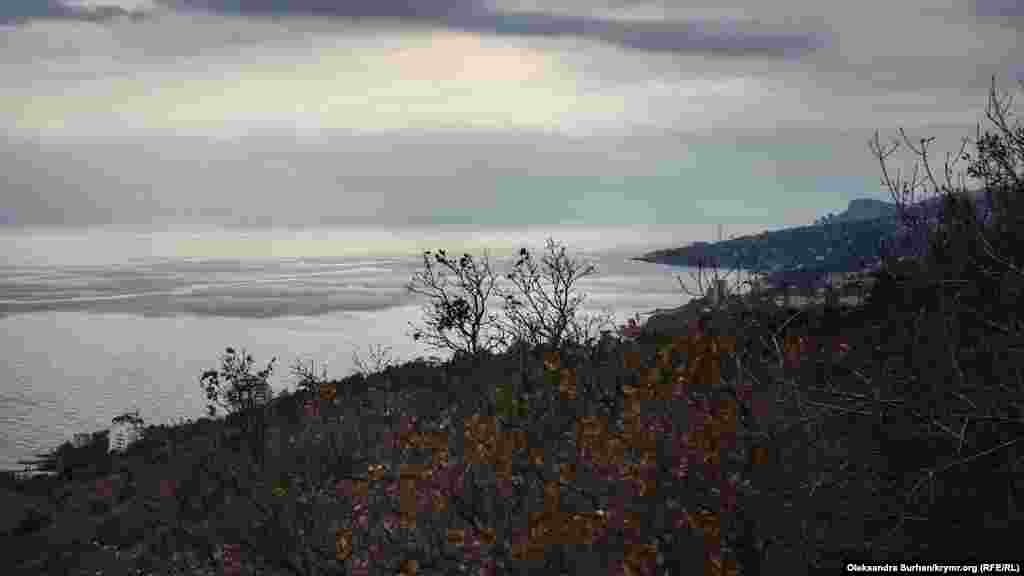 На подъезде к пляжу по трассе Симферополь – Ялта располагаются несколько смотровых площадок. С них открывается подобный вид