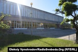 Сейчас здание Ледового дворца обесточено. Все секции «выехали»