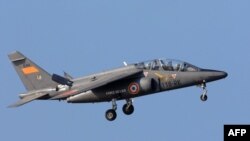 У червні французьке видання Le Monde писало, що українські льотчики проходять навчання на реактивних навчально-тренувальних літаках Alphajet.