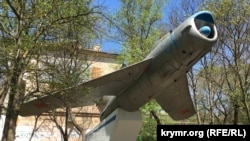 Пам'ятник радянському льотчику Павлу Беляєву в селищі Гвардійське, Крим