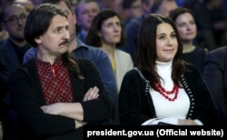 Лідер ансамблю «Хорея Козацька» Тарас Компаніченко і співачка та волонтер Анжеліка Рудницька на форумі «Від Крут до Брюсселя. Ми йдемо своїм шляхом». Київ, 29 січня 2019 року