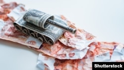 Танк из долларовых купюр едет по дороге из рублевых купюр, иллюстративное фото