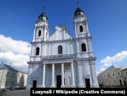Центральний вхід до собору Різдва Пресвятої Богородиці у Холмі, де похований король Данило
