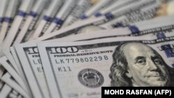 Загальна вага банкнот номіналом 100 доларів і 500 євро склала близько двох тонн