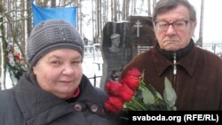 Ніна та Михайло Жизневські на могилі сина, Гомельська область, Білорусь, січень 2016 року
