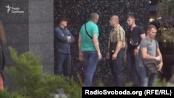 За два дні після прибуття Коломойського до Києва журналісти помітили численну охорону біля його офісу