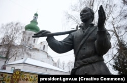 Скульптура філософа Григорія Сковороди на території Меморіального музею Григорія Сковороди у Переяславі