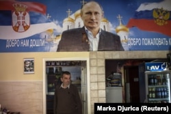 Зображення президента Росії Володимира Путіна всередині «Бару Путіна» в сербському місті Новий Сад, 10 жовтня 2014 року