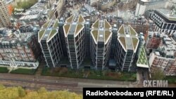 За інформацією британської преси, це не дім, а фортеця. Усі вікна комплексу, де мешкає Ахметов, – куленепробивні.