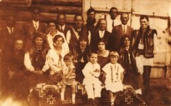 Шекерик-Доників по центру в гуцульському строї. 1930-ті роки