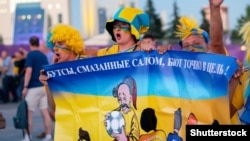 Футбольні фани біля «Донбас Арени» під час «Євро-2012», червень 2012 року