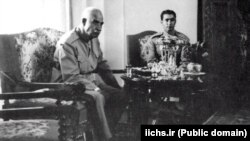 رضا شاه و ولیعهدش تنها چند روز پیش از کنارهگیری به نفع محمدرضا شاه