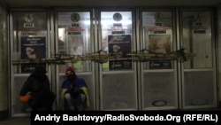 9 грудня центральні станції були закриті, мітингувальники боялися штурму, тож забарикадувалися як могли