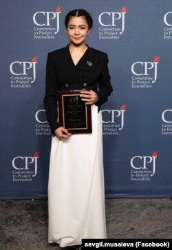 Головна редакторка видання «Українська правда» Севгіль Мусаєва під час вручення їй Міжнародної премії за свободу преси CPJ. Нью-Йорк, США, 17 листопада 2022 року