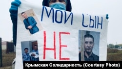 Зеліха, мати фігуранта «Хізб ут-Тахрір» Арсена Абхаїрова, під час одиночного пікету, Крим, жовтень 2020 року