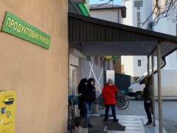 У магазин пропускають по одному