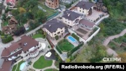 Цей будинок, якщо вірити батькові прокурора Моргуна, допомагала зводити вся родина