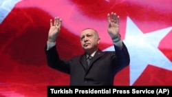 Türkiyə prezidenti Rəcəb Tayyib Ərdoğan Ankarada hakim partiya üzvlərinə müraciət edərkən.