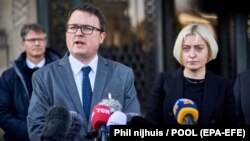 Антон Кориневич, постійний представник президента України в Автономній Республіці Крим, та Оксана Золотарьова, директор Департаменту міжнародного права МЗС України, в Міжнародному кримінальному суді в Гаазі, Нідерланди, 7 березня, 2022 року