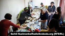 Жінки готують обід