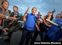 Голова МАГАТЕ Рафаель Ґроссі спілкується зі ЗМІ після того, як він і частина членів місії МАГАТЕ повернулися із Запорізької АЕС. КПП українських силовиків у Запорізькій області, 1 вересня 2022 року