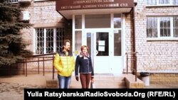 Жанна та Олексій Шумаки біля приміщення Окружного адміністративного суду в Дніпрі